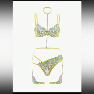 Sexy Floral Embroidery Mesh Underwire
Garter Lingerie Set